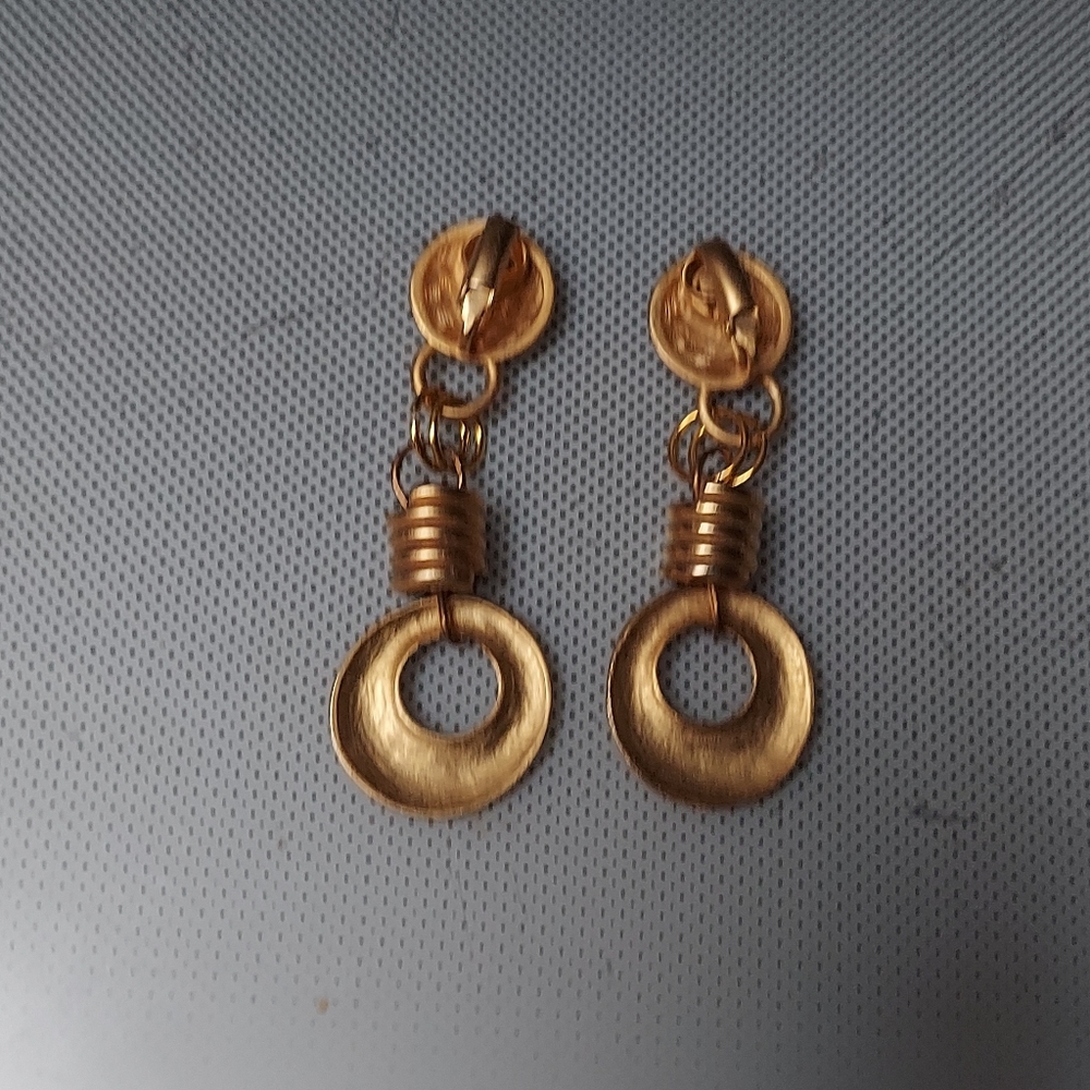 Emily In Paris fashion clip earrings in brush gold - Picture 2 of 4